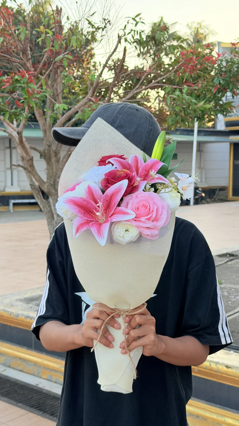  Thumbelina Bouquet – Soft White (Medium)