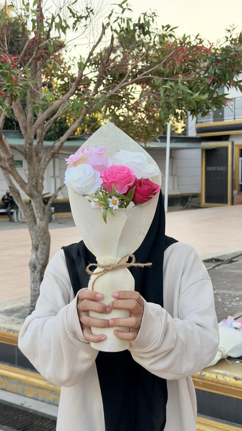  Thumbelina Bouquet – Soft White (Small)