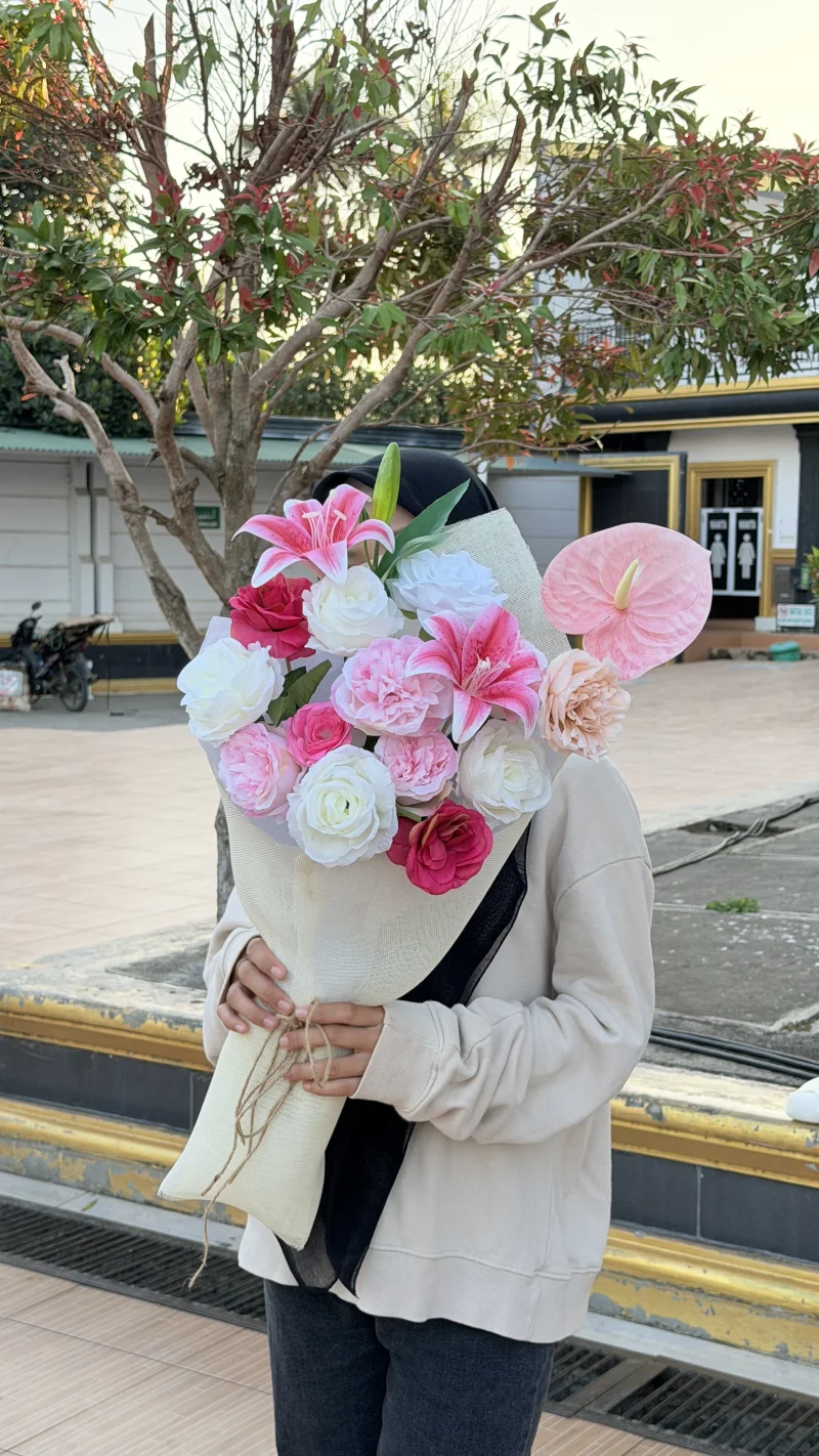  Thumbelina Bouquet – Soft White (Large)