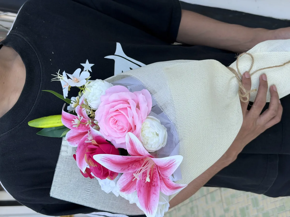 Thumbelina Bouquet – Soft White (Medium)